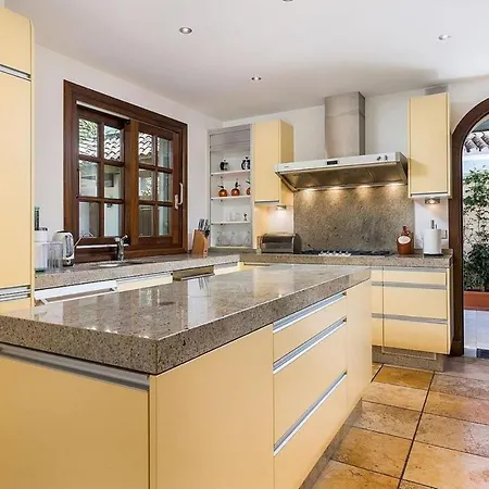 Villa In Golden Mile With Heated Pool Marbella